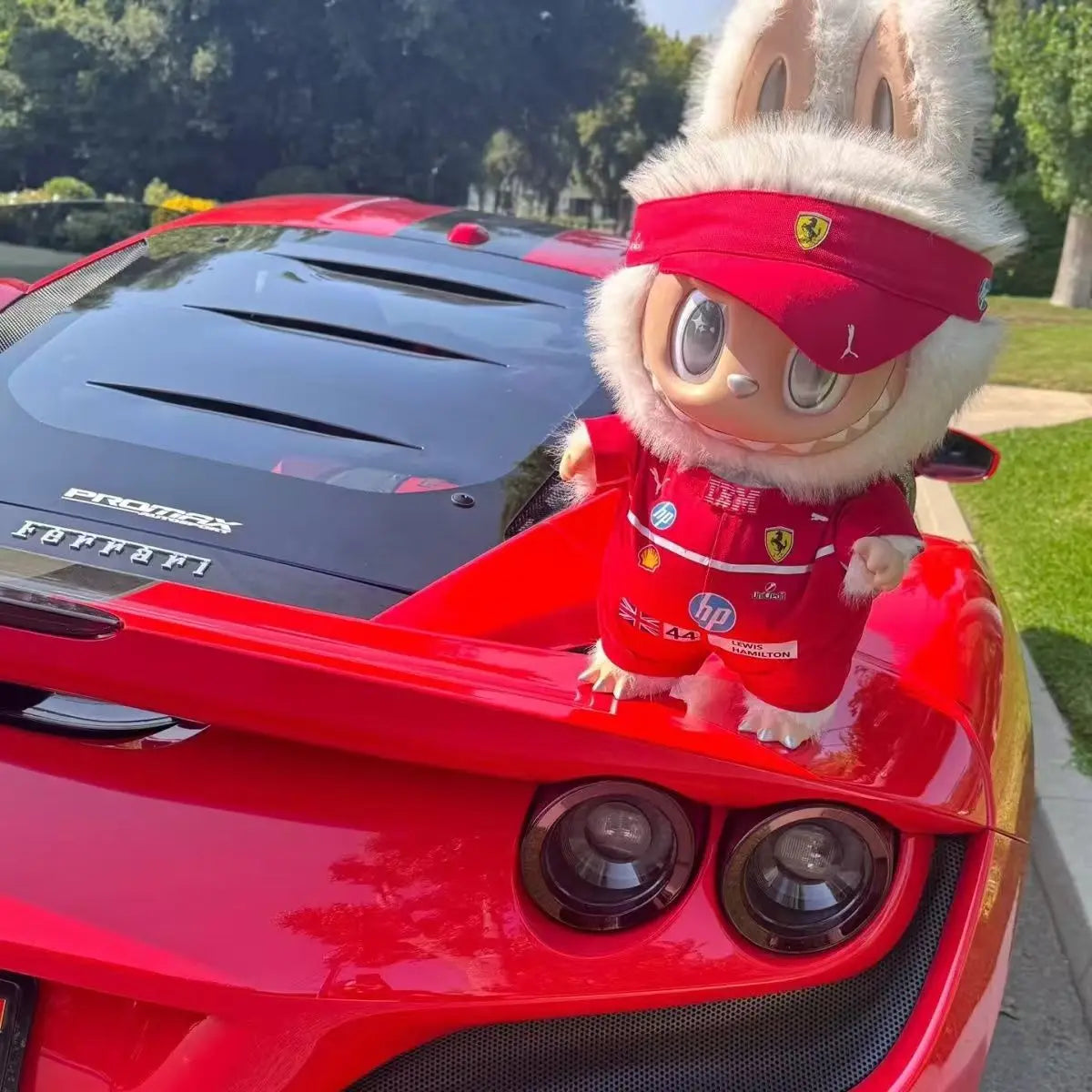 Ropa de Piloto de carreras Premium para Labubu - Hecha a Mano Decoración Cute - Huellitas de Vida