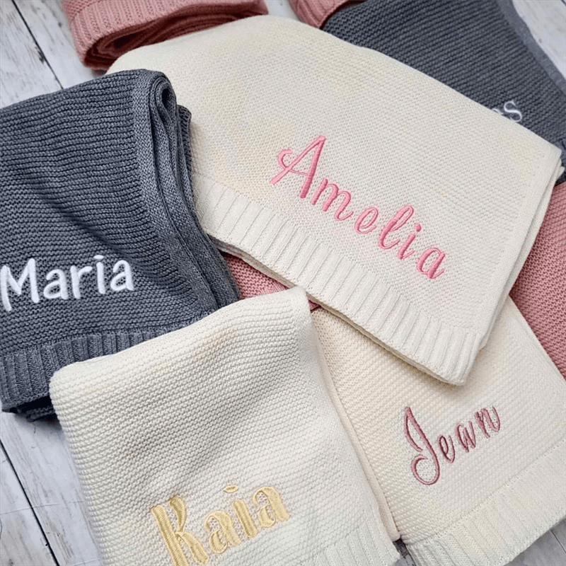 Manta Personalizada Algodón Tejido Bebé - Manta Bordada Nombre Recién Nacido Cochecito Azul Marino - Huellitas de Vida