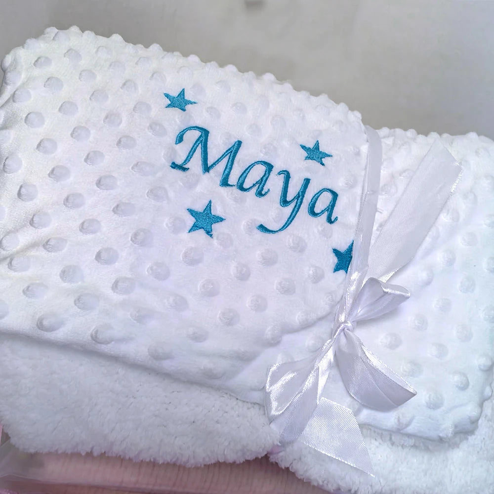 Manta Personalizada Cochecito Bebé - Manta Suave Nombre Bordado Regalo Recién Nacido Baby Shower - Huellitas de Vida
