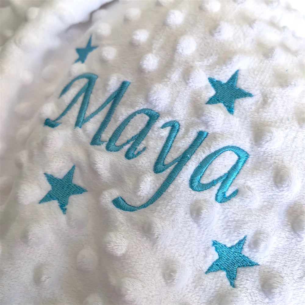 Manta Personalizada Cochecito Bebé - Manta Suave Nombre Bordado Regalo Recién Nacido Baby Shower - Huellitas de Vida